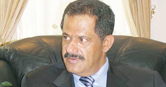 سيارة مجهولة تلقي قنبلة على منزل رئيس الوزراء اليمني وتلوذ بالفرار