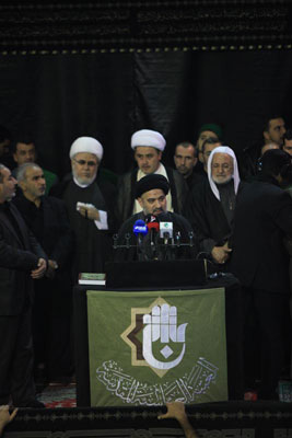 فضائيات ومندوبي صحف عراقية وعربية واجنية تغطي مراسيم استبدال راية قبة مرقد ابي الفضل العباس عليه السلام (مصور)