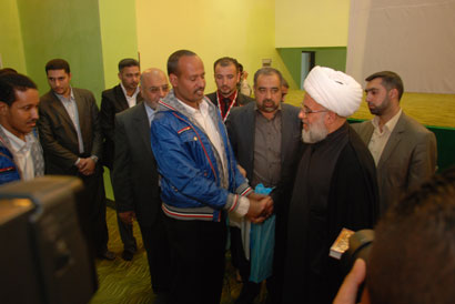 وفد مؤتمر القمة العربية الذي يضم 11 دولة عربية يزور مرقد الامام الحسين ويلتقي بامينها العام