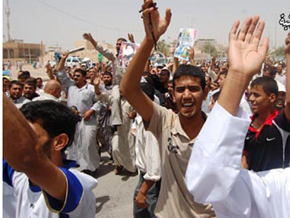 الاف يتظاهرون في الكوفة تاييدا لقرار مجلس بغداد القاضي بغلق الملاهي اليلية ومحلات بيع الخمور