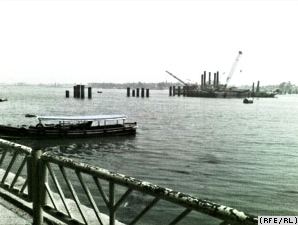 انتشال باخرتين وحفارة من موقع اقامة جسر التنومة على شط العرب