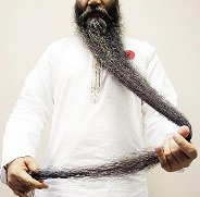 سوري يجر خمس سيارات بلحيته