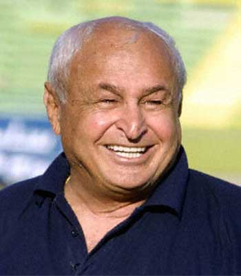 عمو بابا يوصي لاعبي المنتخب العراقي قبل مباراة قطر