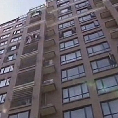 ايطالي يقتل زوجته السابقة وابنته وشقيقه ثم ينتحر