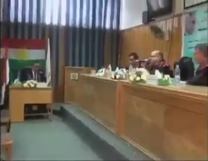 بالفيديو: استاذ مصري يوجه صفعة قوية لطالب كردي ويأمر بانزال علم الاقليم ورفع علم العراق