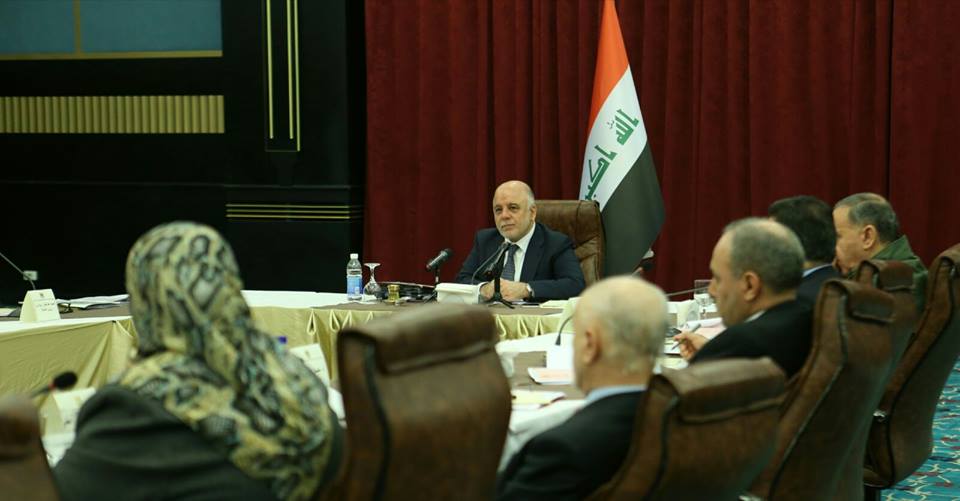 العبادي ينفي الأنباء بشأن تخفيض رواتب الموظفين أو منحهم اجازات أو تقليصهم