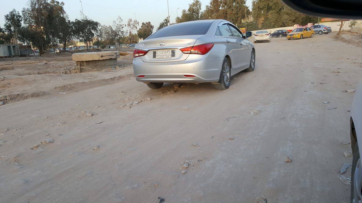 بالصور: (تعبيرتان) في شارع حيوي بكربلاء تتسببان بازمة سير وتلوث الهواء