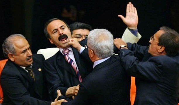 بالفيديو: عراك داخل البرلمان التركي يؤدي الى كسر انف احد النواب