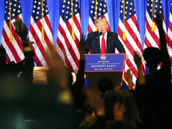 بالفيديو: ترامب يخرس صحفي CNN ويصف أخبارها بالكاذبة