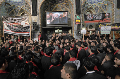 ممثل المرجعية الدينية العليا يشارك مواكب طلبة الجامعات عزائهم داخل الصحن الحسيني الشريف