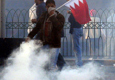 البحرين :مواجهات طاحنة بين الثوار وقوات الحرس التي ترد بقذائف محرمة دوليا في السنابس