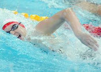 سباح عراقي يحرز 8 اوسمة ذهبية في بطولة دبي الدولية بالسباحة