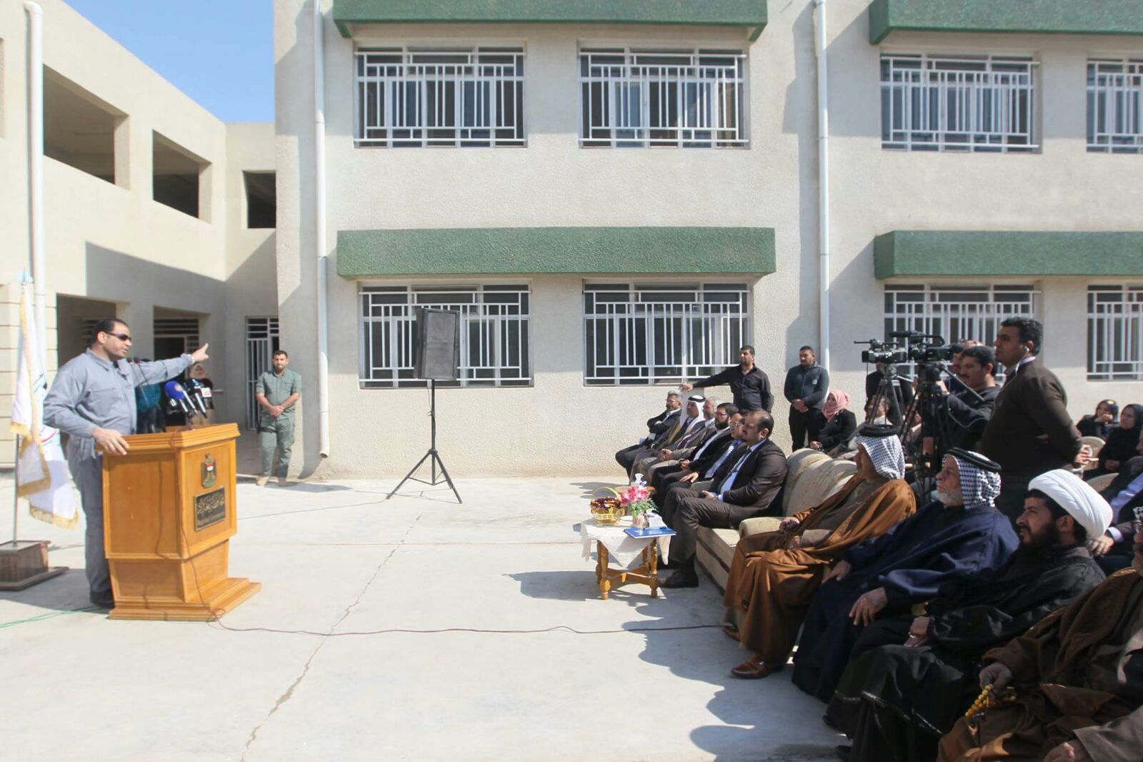 محافظ بغداد : يفتتحُ مدرسة نموذجية بواقع { ٣٠ } صف في منطقة الوشاش