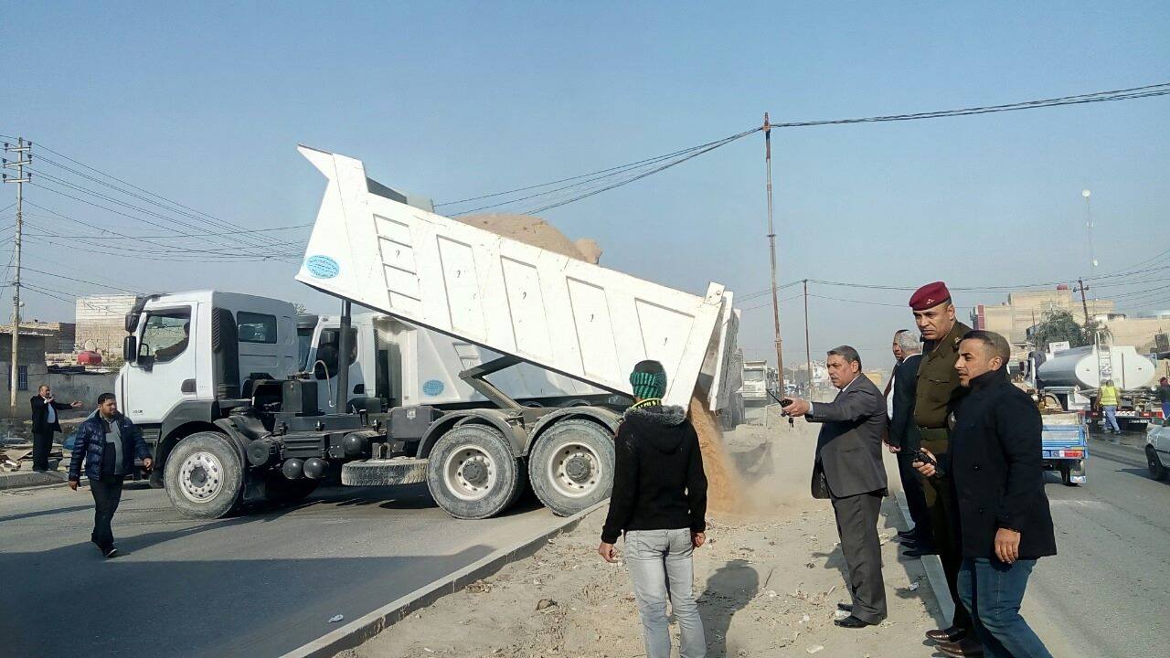 بلدية كربلاء تأهيل الجزرة الوسطية للشارع الفاصل بين حي الحسين والتحدي(مصور)