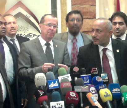 ممثل الامم المتحدة يزور كربلاء :العراق يشهد مأزقا سياسيا والحل يجب ان يكون وفقا للدستور