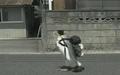 بطريق يتجول ويتسوق بنفسه في اليابان