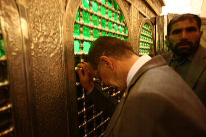 ممثل الامم المتحدة يزور مرقد الامام الحسين ويتبرك بالتربة الحسينية (مصور)