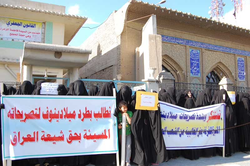 أكثر من 300 امرأة في النجف تطالب باعتذار ميلادنوفج وتتظاهر لتأييد القانون الجعفري(مصور)