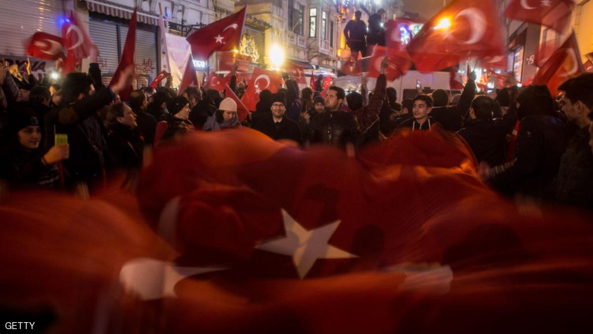 قوات الأمن الهولندية تفرق مظاهرة مؤيدة لأردوغان في روتردام
