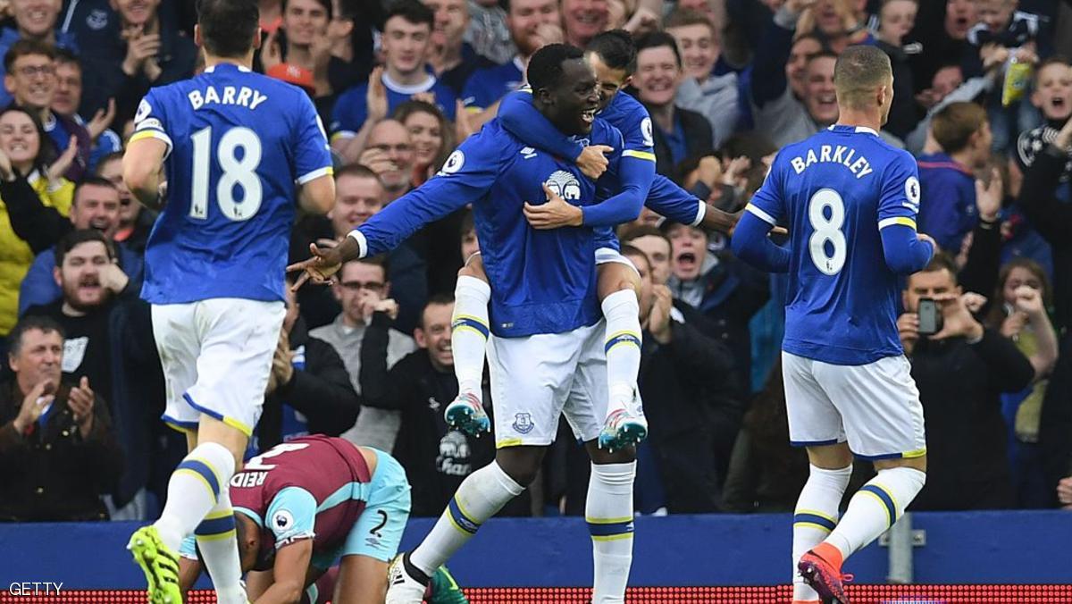 إيفرتون يتخطى وست بروميتش ويقترب من المربع الذهبي