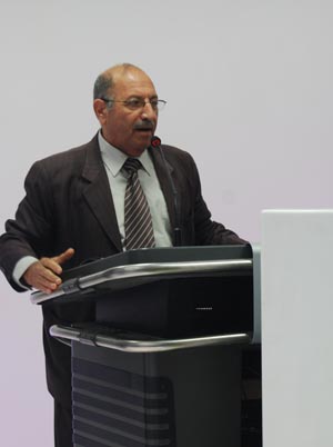 طبيب عراقي يناشد السياسيين بترك خلافاتهم والاهتمام بالبيئة لزيادة عمر الإنسان