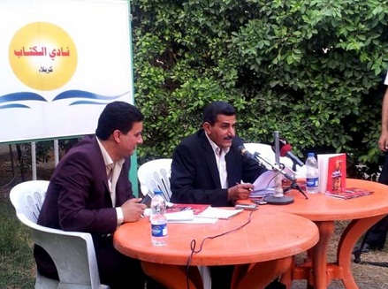 الشاعر سلام محمد البناي يتدلى بعناقيده الياقوتية خلال امسية لنادي الكتاب في كربلاء(مصور)