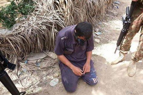 بالصورة :الجيش العراقي يعتقل قناص في الفلوجة