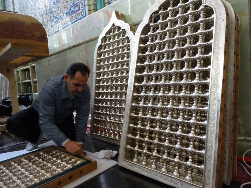 كربلاء:المباشرة بتركيب الفضه لشباك ضريح السيد ابراهيم المجاب (عليه السلام) الجديد (مصور)