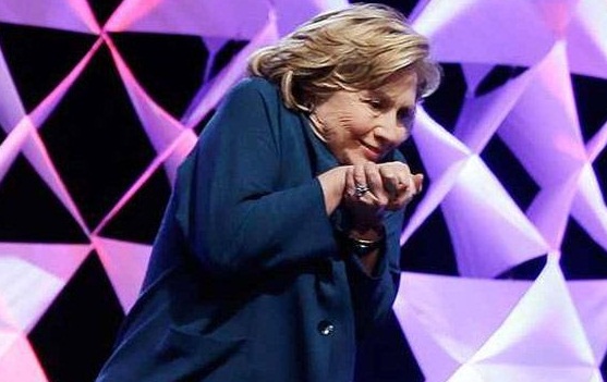 شاهد.. كيف نجت هيلاري من ضربة الحذاء