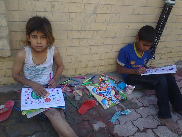 زهراء "متسولة " بسبب الارهاب ترسم الحياة  وتتمنى ان تصبح فنانة تشكيلية وتشتري ملابس جديده