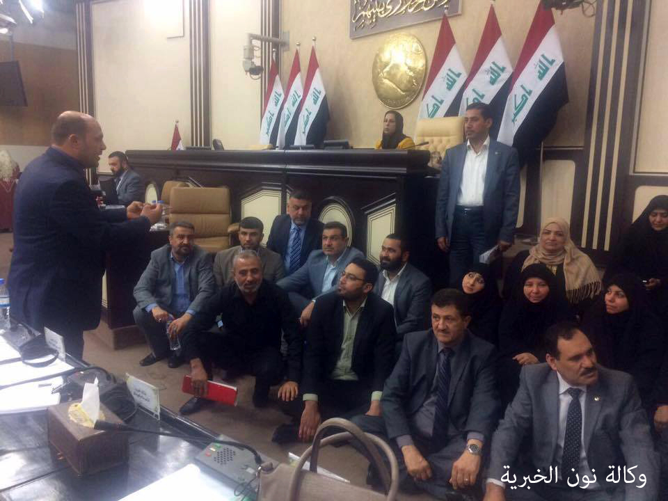 بالصور: استمرار اعتصام النواب داخل قاعة البرلمان و115 نائباً يوقعون لاقالة الرئاسات الثلاث
