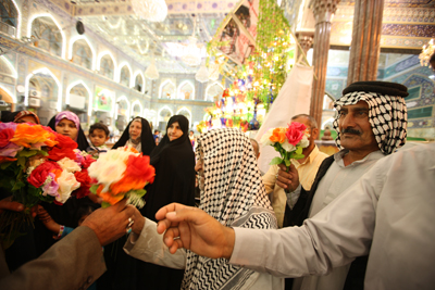 كربلاء توزع الزهور على المواطنين والزائرين لمناسبة ولادة الزهراء عليها السلام (مصور)