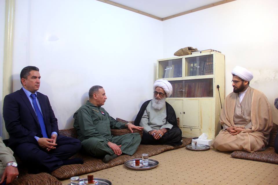 بالصورة:المرجع النجفي يستقبل وزير الدفاع : ان وحدة العراق مسؤوليتكم والحشد ليس بديلا عن الجيش بل ساند له