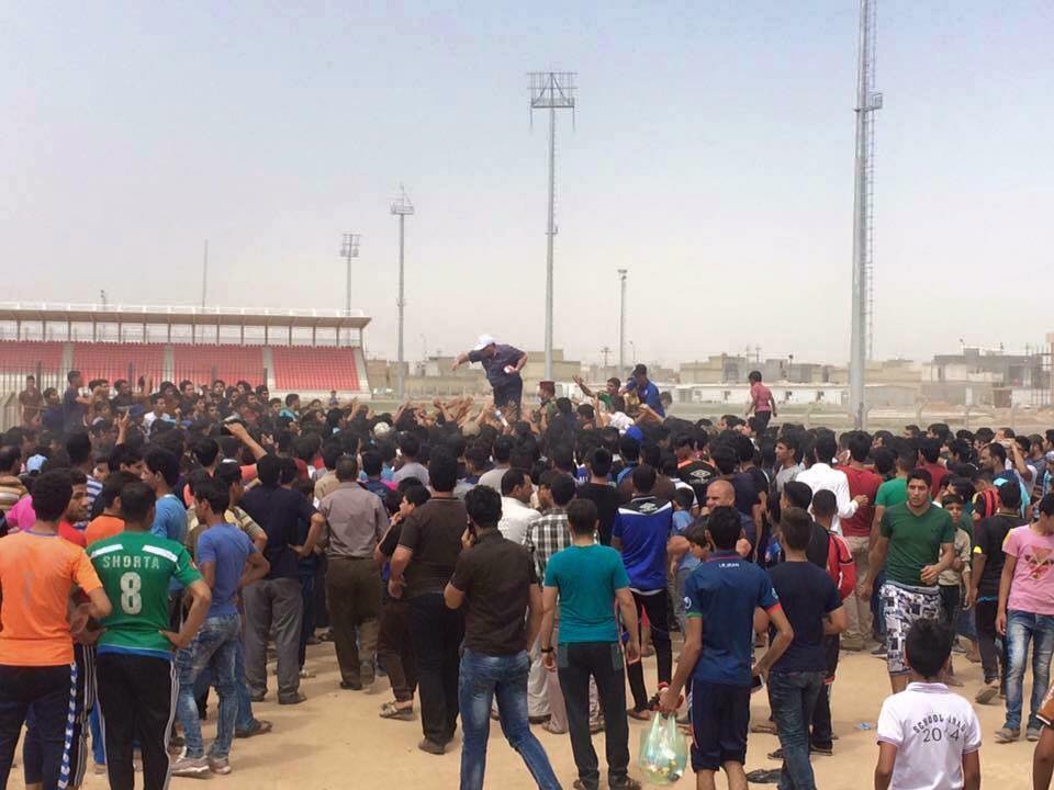 بالصور: فوضى في عملية توزيع التذاكر قرب ملعب كربلاء الدولي