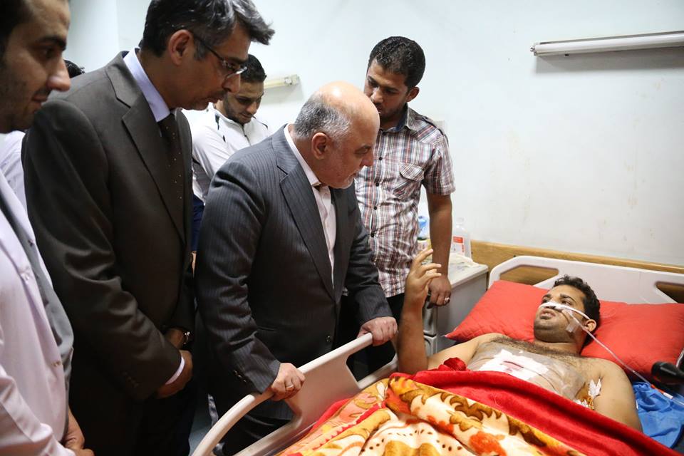 بالصور: رئيس الوزراء يتفقد جرحى تفجيرات بغداد