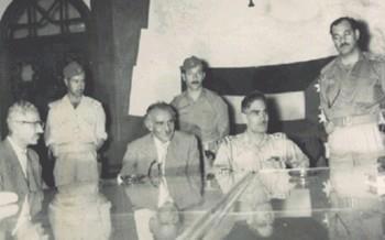 صـورة نـادرة تـجـمـع بـيـن شـاعـر الـعـرب الأكـبـر مـحـمـد مـهـدي الـجـواهـري والـزعـيـم عـبـد الـكـريـم قـاسـم