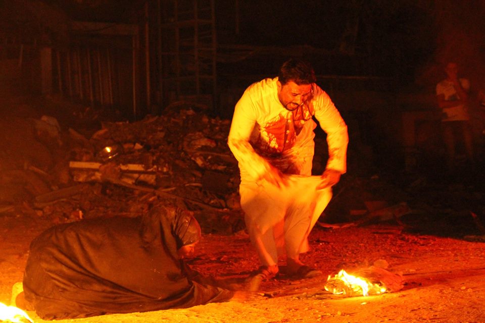 عرض مسرحي في مكان تفجير كربلاء الارهابي يؤبن شهداء الحادث(مصور)