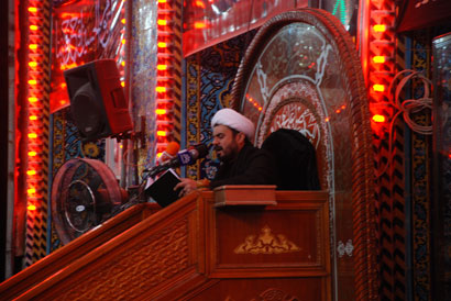 قراءة قصة واقعة الطف واستشهاد الامام الحسين واهل بيته وانصاره  في الصحن الحسيني وسط حشد جماهيري (مصور)