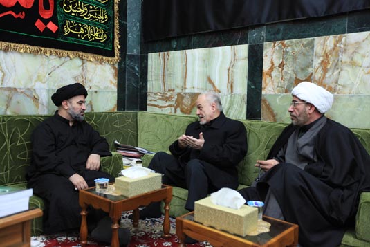 مسؤولون ووزراء يصلون كربلاء ويؤدون مراسيم زيارة ليلة عاشوراء