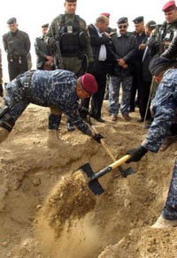 الحكيم يدعو لفتح المقابر الجماعية بطرق علمية والتعرف على هويات الشهداء وفق ضوابط الشريعة وحقوق الإنسان