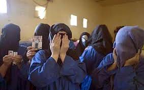 الامن البحريني يعرّي معتقلة من ملابسها ومعتقلون يروون قصص التعذيب