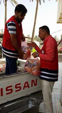 كربلاء:جمعية الهلال الاحمر توزع سلات  غذائية لعوائل  شهداء الحشد