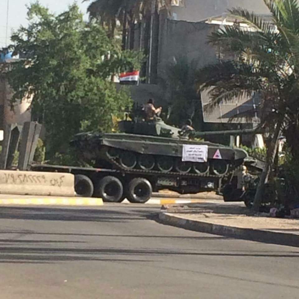 بالصور: قطع عدد من الطرق المهمة وسط بغداد وانتشار كثيف لآليات الجيش في الشوارع