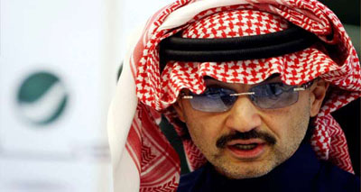 سيارة (الوليد بن طلال) تنقلب ثلاث مرات وهو  بداخلها (مصور)