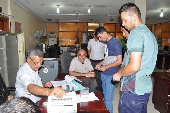 بالصور :صحة كربلاء تباشر بتوزيع رواتب موظفي الصحة من النازحين من الموصل