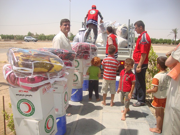 جمعية  الهلال الاحمر توزع 240سلة غذائية على العوائل النازحة في كربلاء