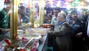 بالصور : العبادي يتجول ليلا في الخالدية بالانبار ويلتقي بابناء شعبه