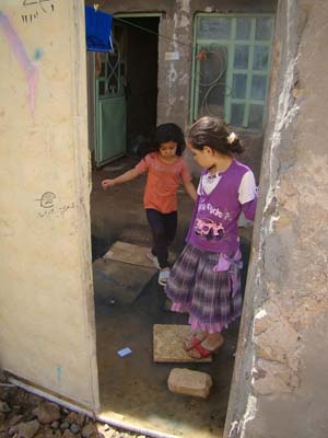 مياه آسنه تحاصر وتغرق عددا من المنازل في حي الميلاد شمال النجف (مصور)