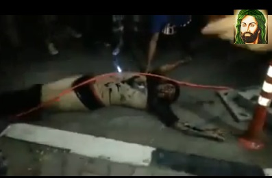 بالصور :غاضبون يحرقون ارهابيا اراد تفجير نفسه في حسينية في منطقة كسرة ببغداد