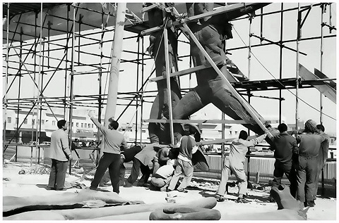 صورة ارشيفية لنصب الحرية في بغداد عند انشائه